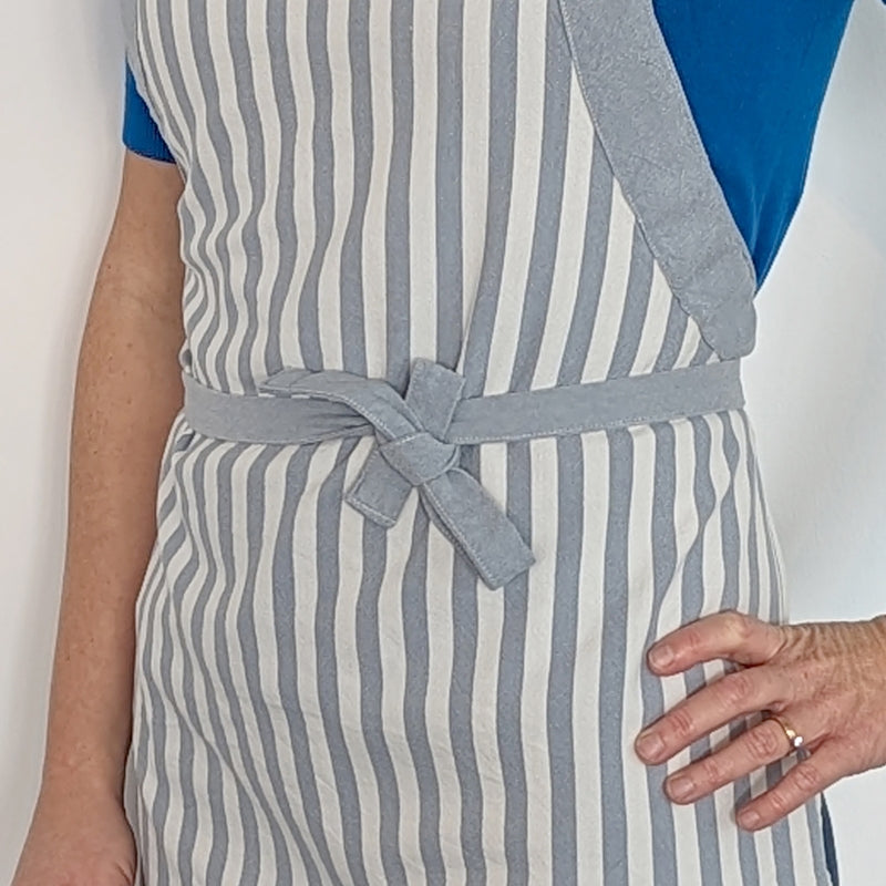 Kela Kochschürze CAJA – S/M – Bambus/Baumwolle, 67×80 cm, Hellblau/Weiss, maschinenwaschbar 40 °C