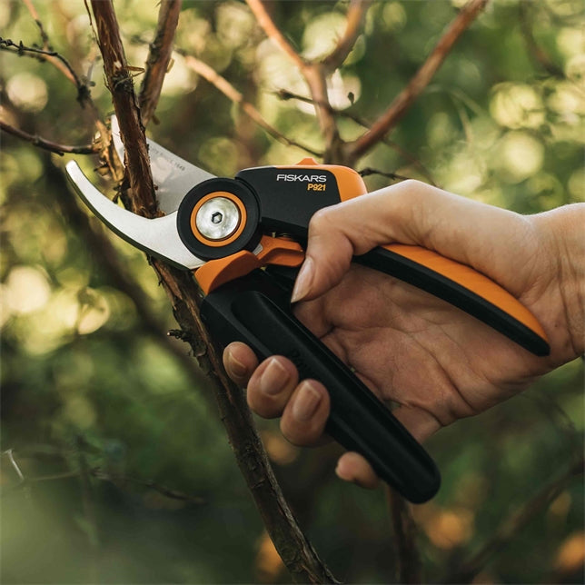 Fiskars PowerGear M P921 – Bypass-Astschere 24 mm, Edelstahl, weicher Haltegriff, schwarz/orange, 1 Stk.