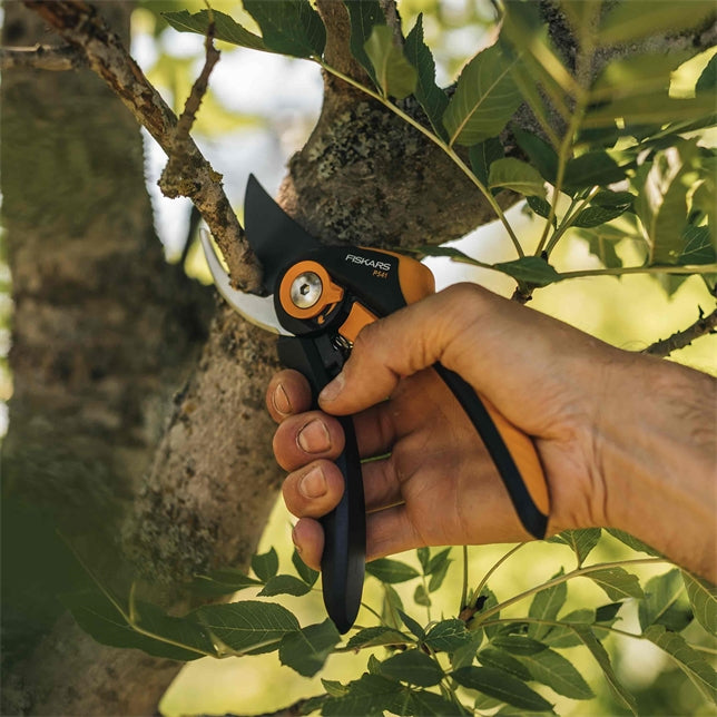 Fiskars Plus SmartFit P541 – Bypass-Gartenschere 24 mm, Aluminium, Sicherheitssperre, Schwarz, Orange
