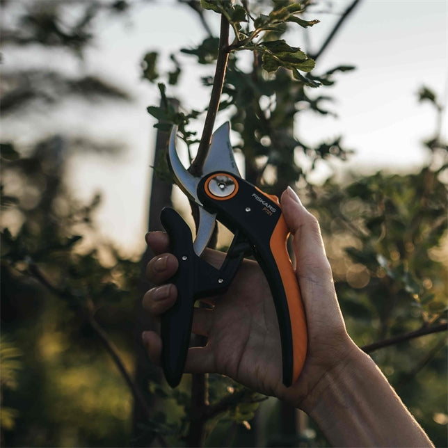 Fiskars Plus PowerLever P721 – Gartenschere 24 mm Schnittbreite, Sicherheitssperre, Schwarz/Orange