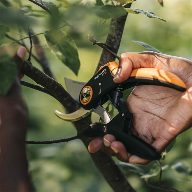 Fiskars Plus PowerLever P721 – Gartenschere 24 mm Schnittbreite, Sicherheitssperre, Schwarz/Orange
