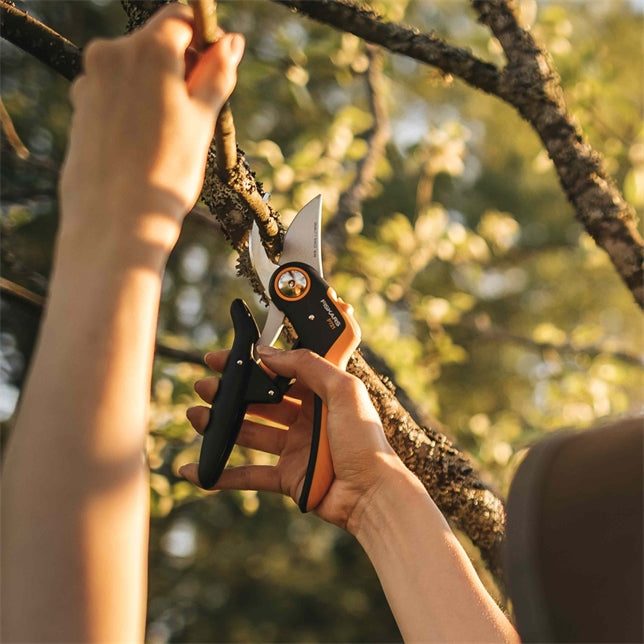 Fiskars Plus PowerLever P721 – Gartenschere 24 mm Schnittbreite, Sicherheitssperre, Schwarz/Orange