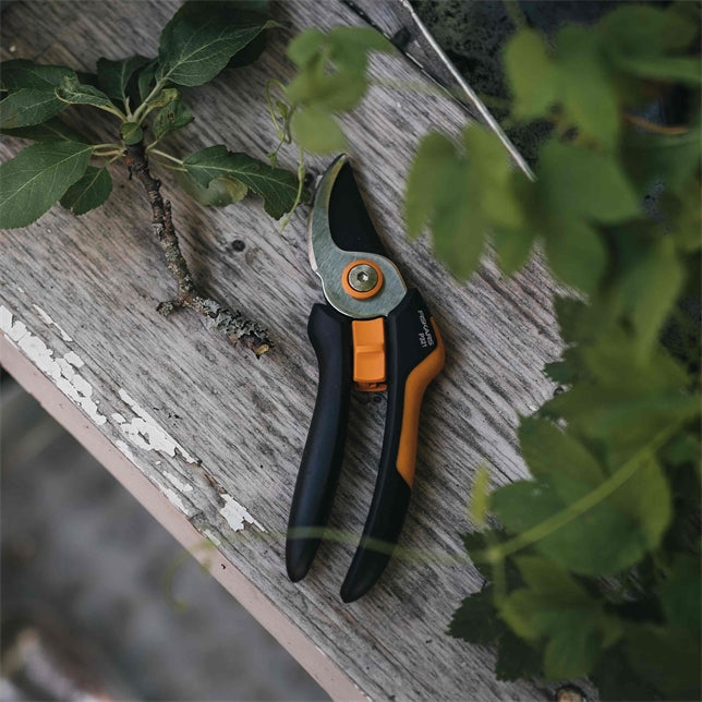 Fiskars Solid M P321 – Gartenschere Schnittbreite 20 mm, Kunststoffgriff, Bypass, Schwarz, Orange
