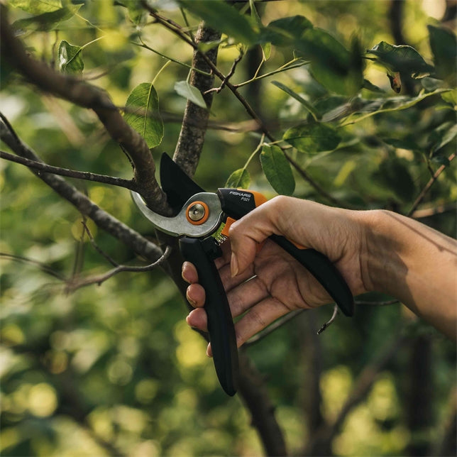 Fiskars Solid M P321 – Gartenschere Schnittbreite 20 mm, Kunststoffgriff, Bypass, Schwarz, Orange