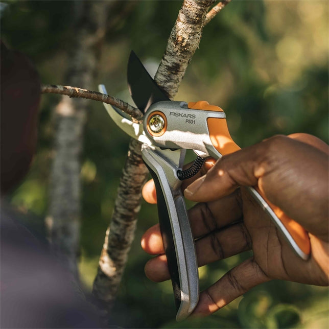 Fiskars P531 – Bypass-Gartenschere 24 mm, Aluminiumgriff, Sicherheitssperre, Schwarz/Orange