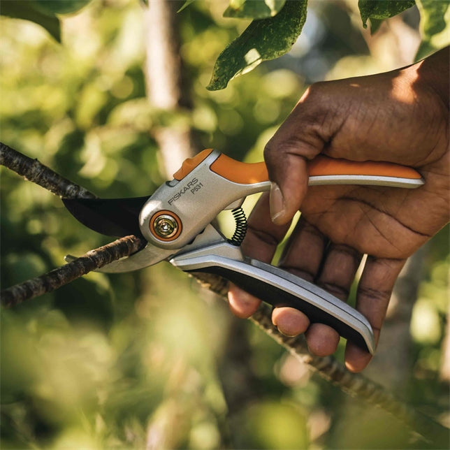 Fiskars P531 – Bypass-Gartenschere 24 mm, Aluminiumgriff, Sicherheitssperre, Schwarz/Orange