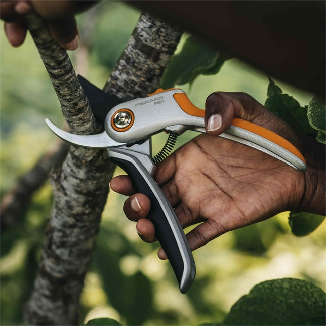 Fiskars P531 – Bypass-Gartenschere 24 mm, Aluminiumgriff, Sicherheitssperre, Schwarz/Orange