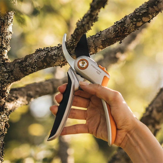 Fiskars P531 – Bypass-Gartenschere 24 mm, Aluminiumgriff, Sicherheitssperre, Schwarz/Orange