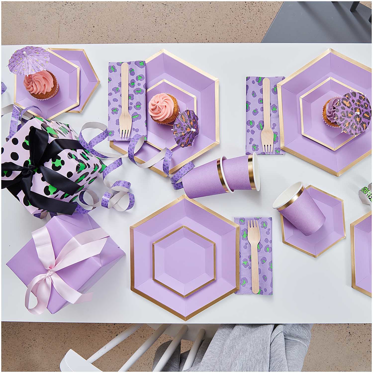 Rico Design Teller, Papier/Karton, sechseckig – 16 × 13,5 cm, Gold/Violett – 10 Stk.