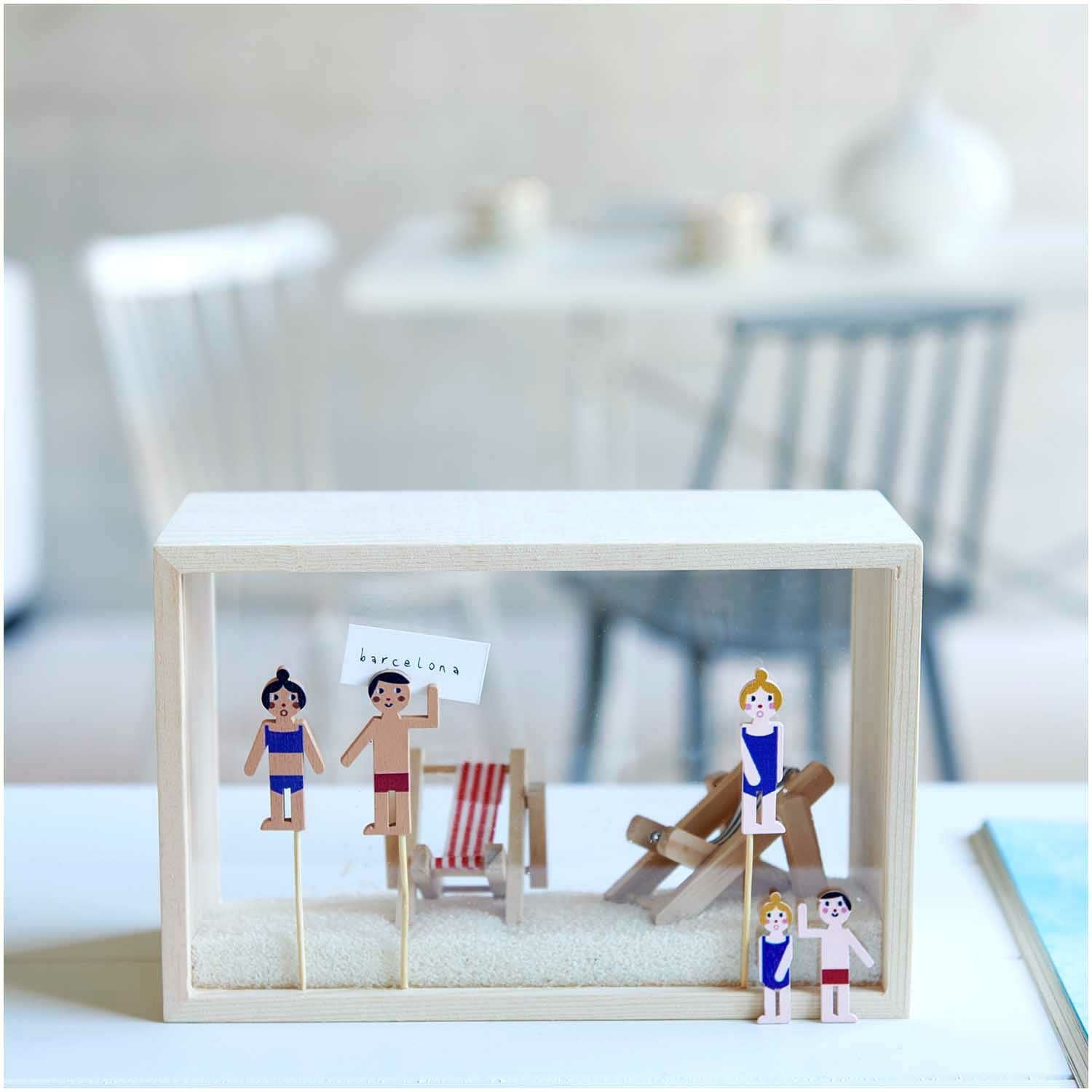 Rico Design Mini Möbel Liegestuhl – 4,5 × 7 cm – Stoff & Holz, mehrfarbig, 1 Stück