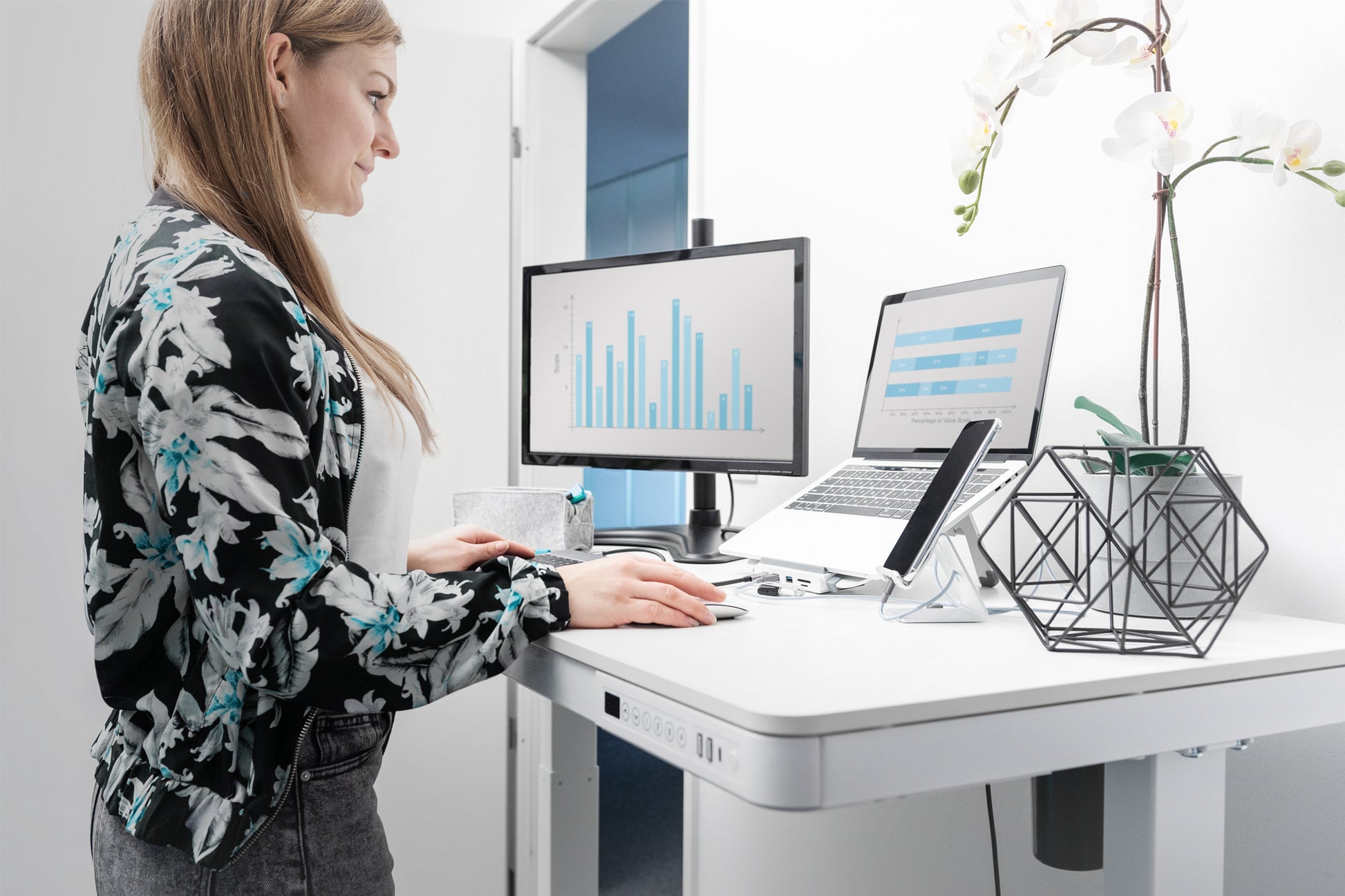Digitus Elektrisch höhenverstellbarer Schreibtisch – 120 cm, 60 cm