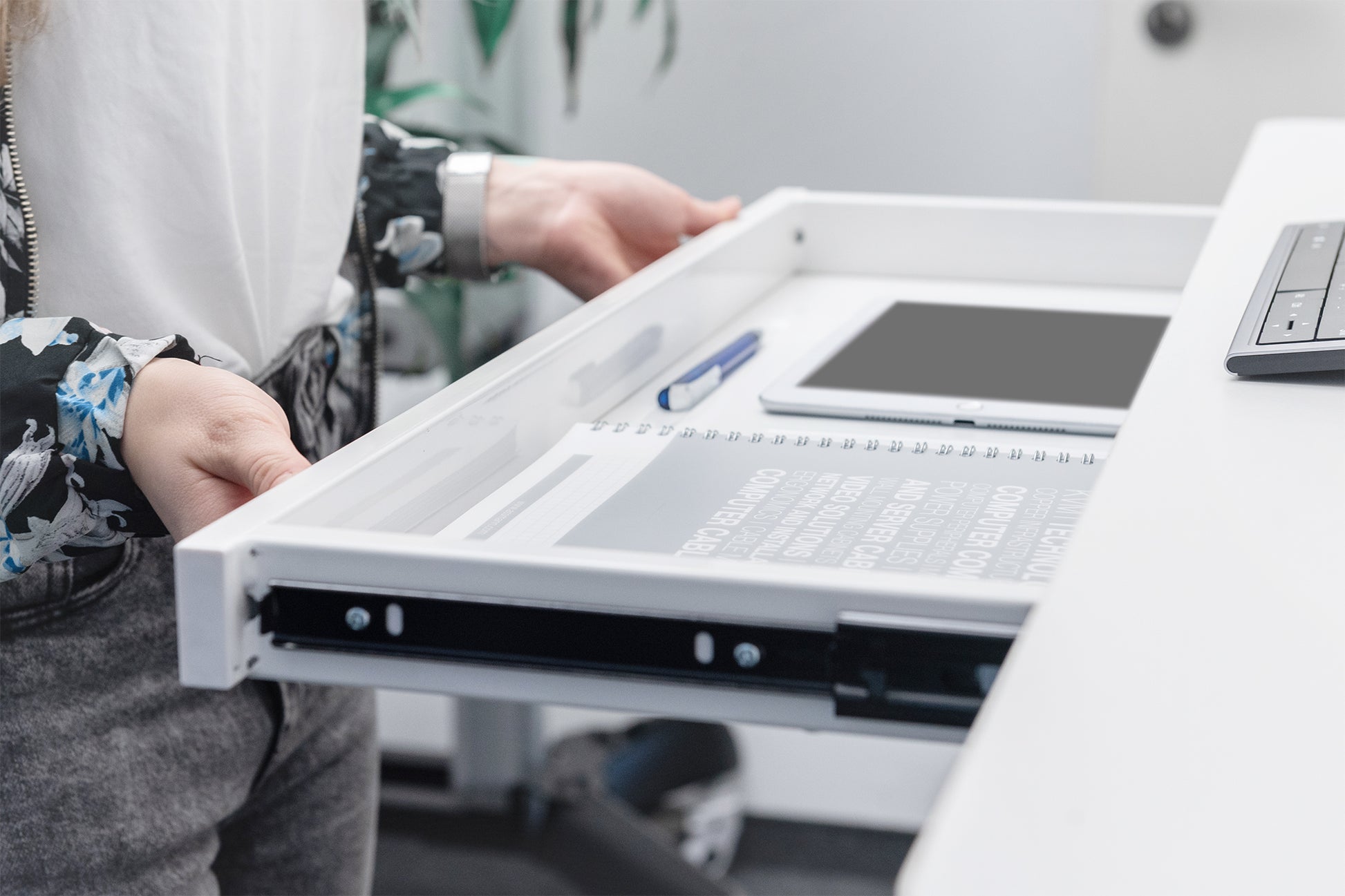 Digitus Elektrisch höhenverstellbarer Schreibtisch – 120 cm, 60 cm