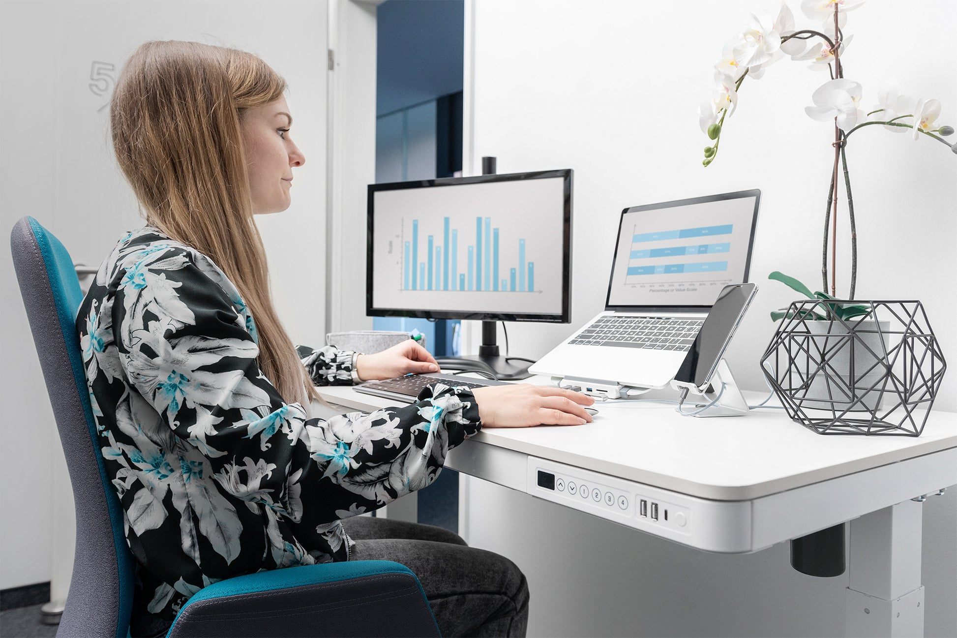 Digitus Elektrisch höhenverstellbarer Schreibtisch – 120 cm, 60 cm