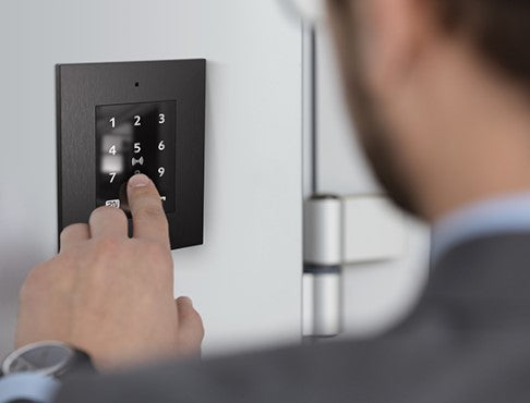 2N Access Unit 2.0 Touch – 108×45×131 mm, schwarz, IP54
