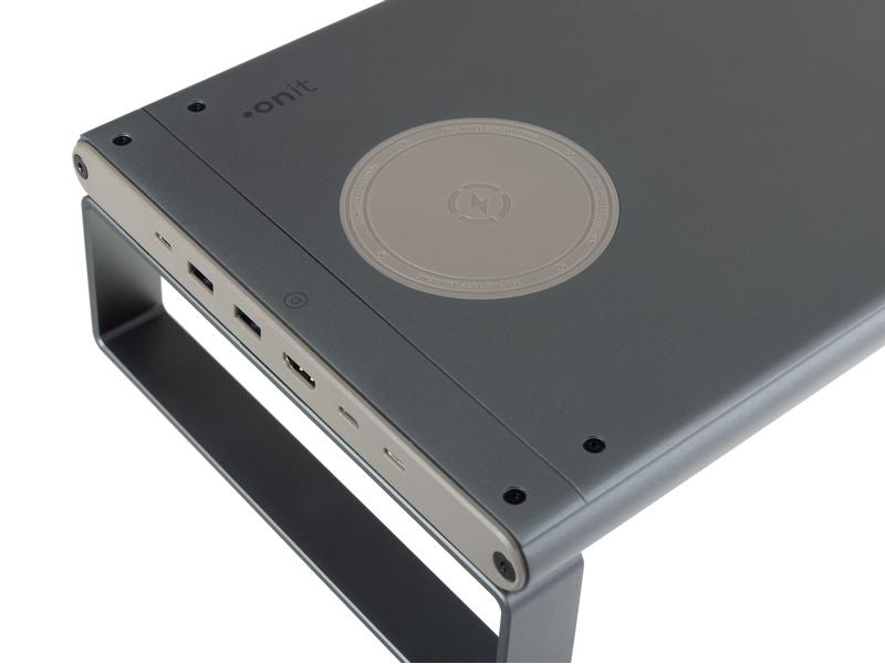 ONIT Charge – Monitorhalterung, Standfuss, bis 49", 20 kg, Qi-Ladepad, Silbergrau