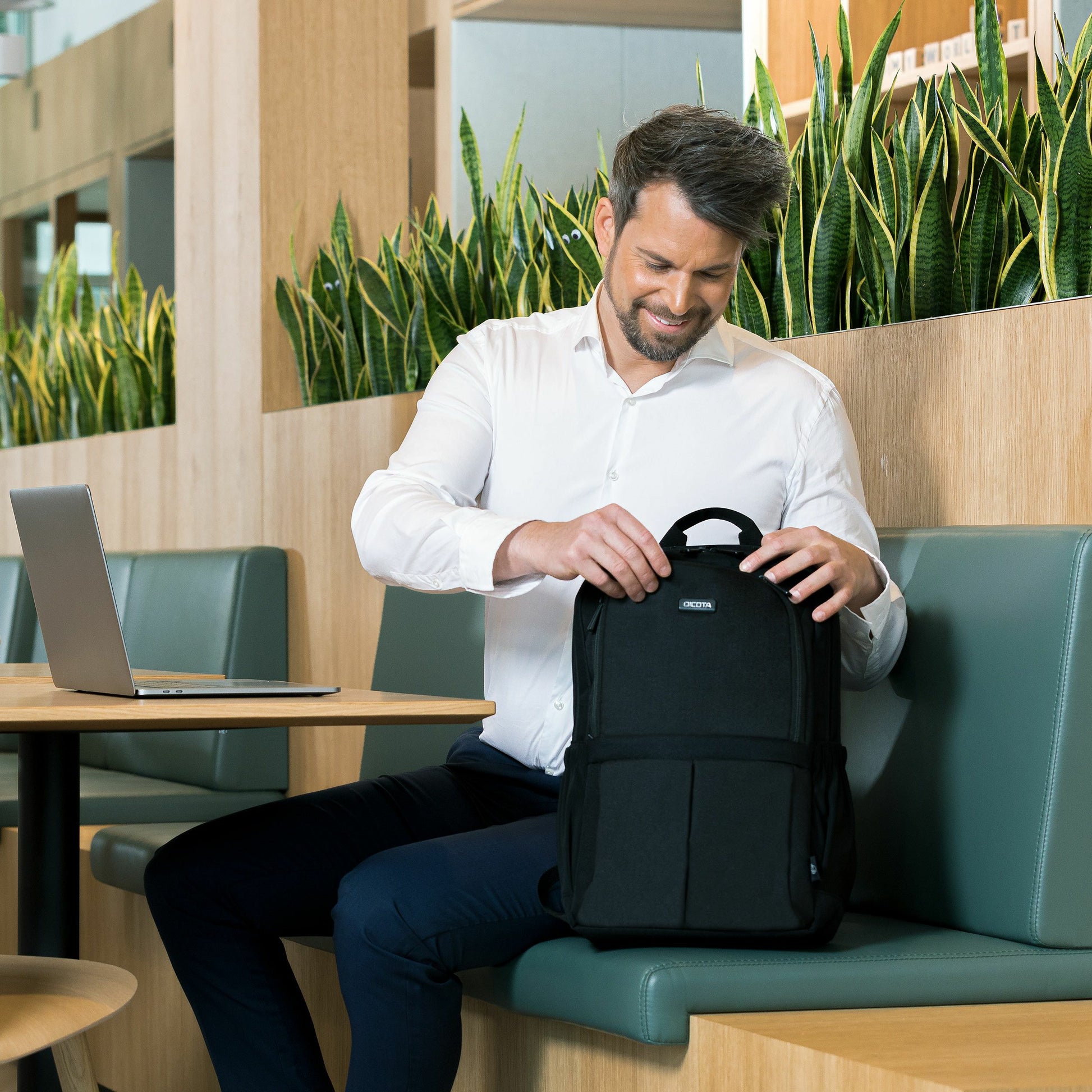 DICOTA Notebook-Rucksack für Notebooks bis 15,6" – Abschliessbar, aus recycelten Materialien – Schwarz