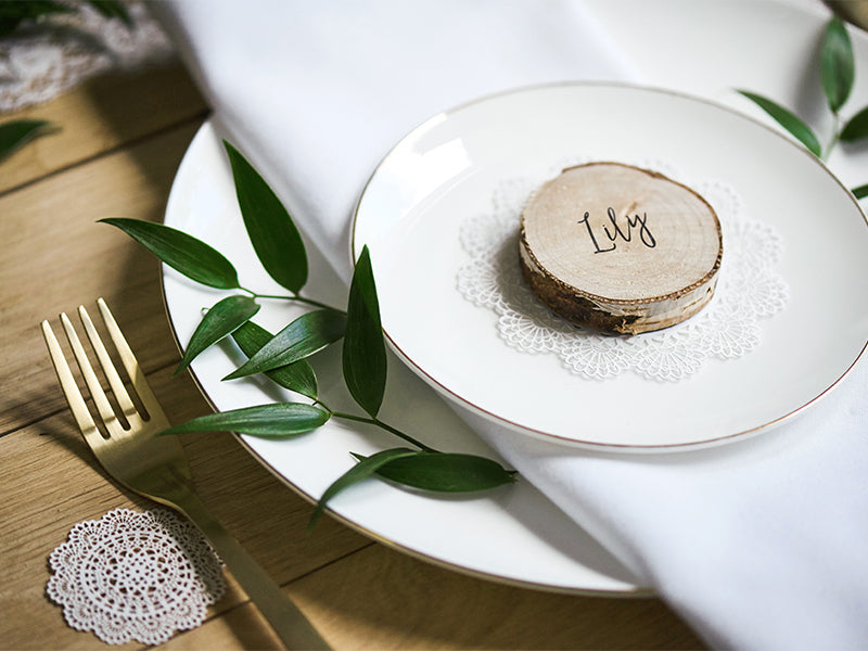 PartyDeco Tischkarten Holzscheibe Hochzeit – Braun – Ø 4,5–6,5 cm – Holz (Weide) – 6 Stk