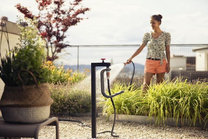 Gardena Liano TapFix Schlauchhalter 20 m – zur Wandmontage, werkzeuglos, schwarz