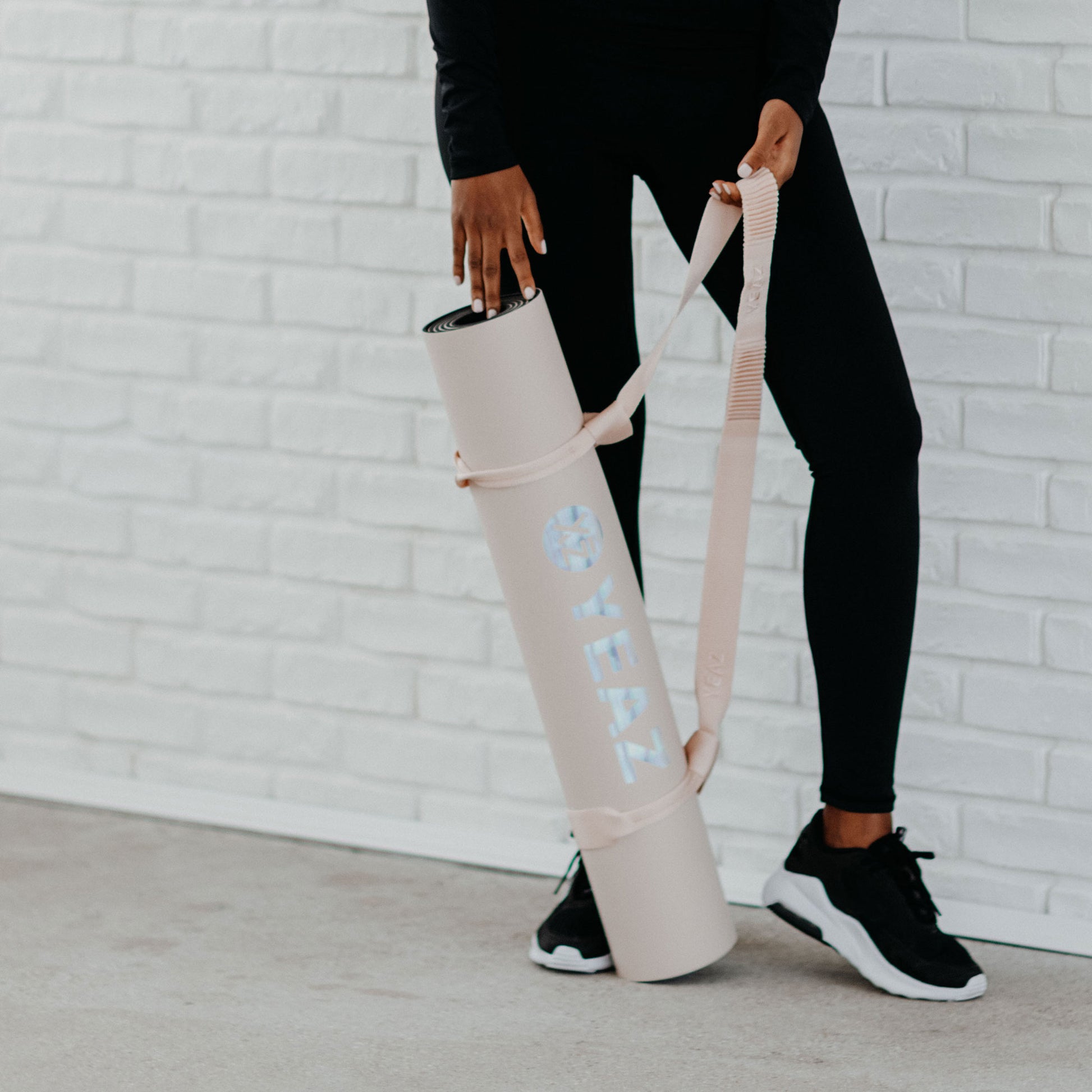 YEAZ Yogamatte Aura – 68 × 188 cm, 0,5 cm dick – hellrosa – Polyurethan (PU), Kautschuk