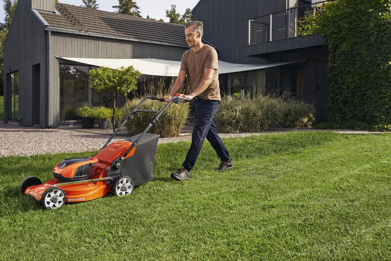 Husqvarna LC 142iS Kit Akku-Rasenmäher, bürstenlos – 36 V – Schnittbreite 42 cm – 50 l – 2×4,0 Ah & Ladegerät
