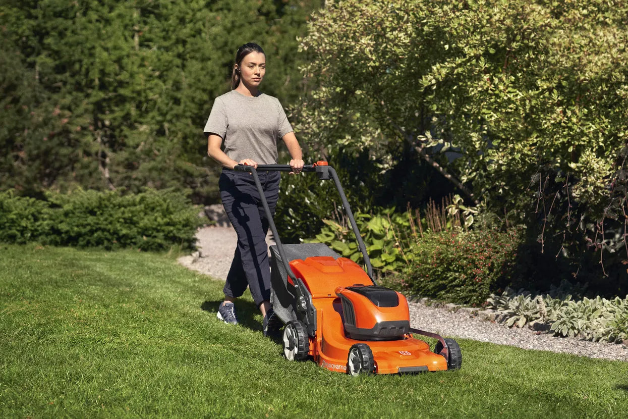 Husqvarna Akku-Rasenmäher LC 247i – Schnittbreite 47 cm, Fangvolumen 55 l, klappbar