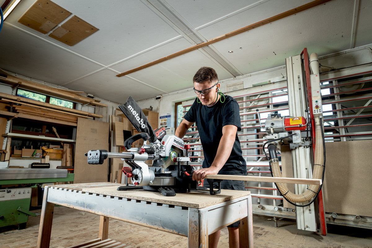 Metabo Akku-Kapp- und Gehrungssäge KGS 18 LTX BL 254 – 18 V (CAS) – Sägeblatt-Ø 254 mm – Solo