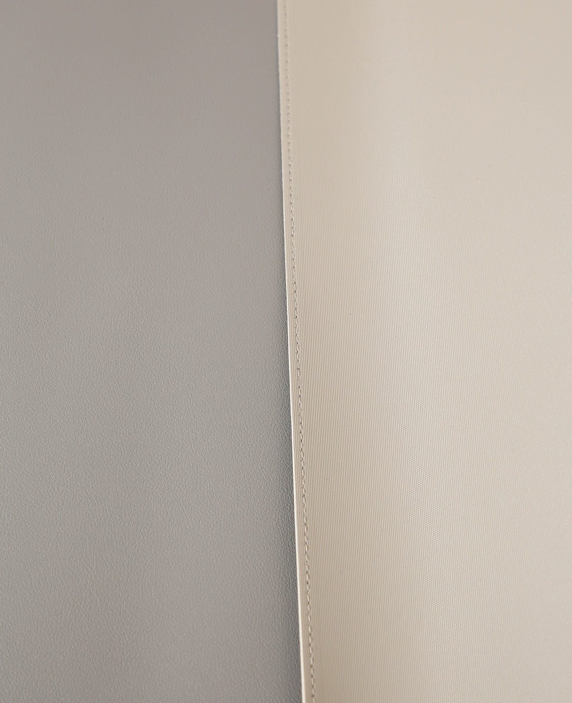 Esmée Schreibtischunterlage – 800 × 400 mm, Kunstleder, Grau, Rutschfest, Gestickte Kanten, 1 Stück