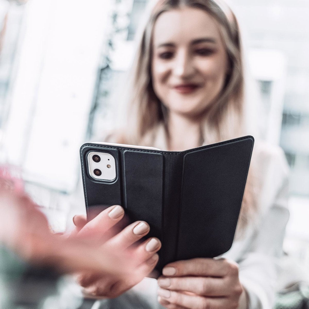4smarts Urban Lite Folio – für Apple iPhone 15 Plus, mit Ständer, mit Kartenfach, TPU, schwarz