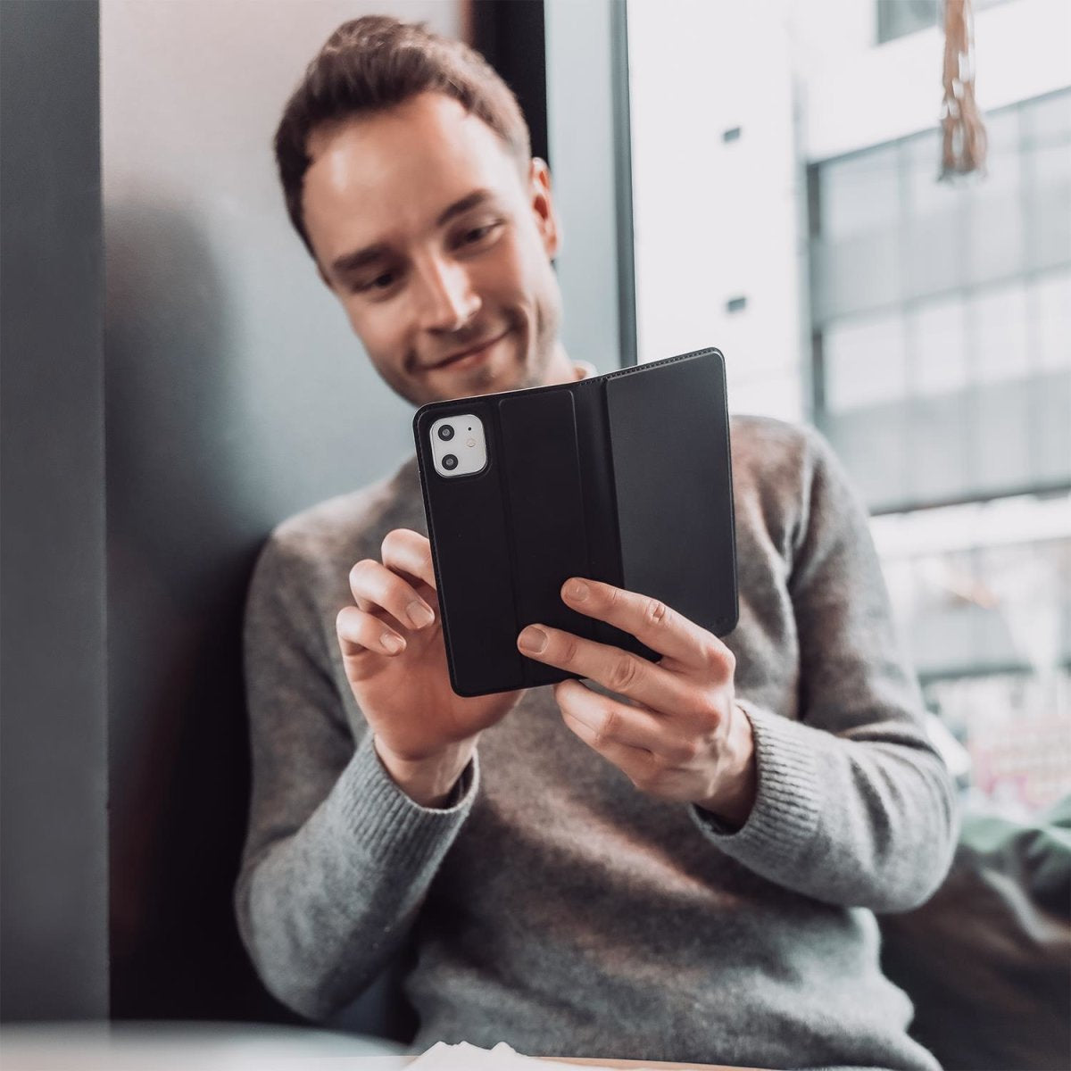 4smarts Urban Lite Folio – für Apple iPhone 15 Plus, mit Ständer, mit Kartenfach, TPU, schwarz