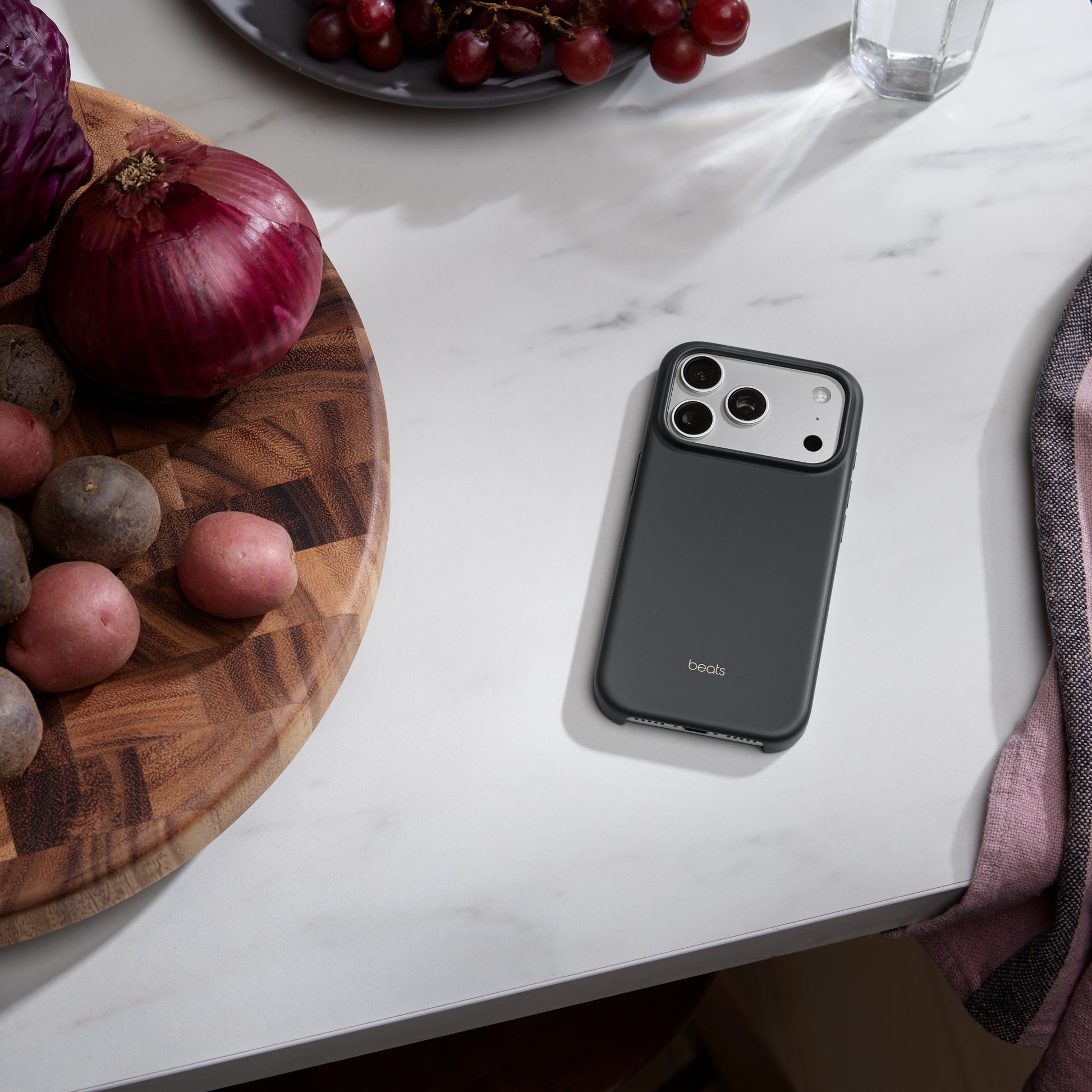 Apple Beats Backcover – für Apple iPhone 17 Pro, MagSafe, Mikrofaser+PC, Granitgrau, kabelloses Laden
