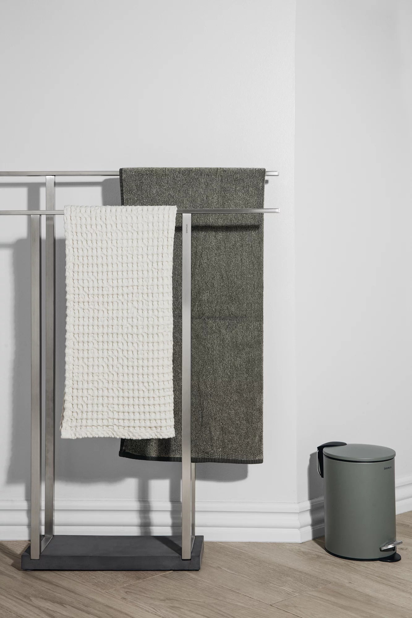Blomus Treteimer TUBO – 3 l – Stahl, rund – hellgrau – Soft-Close, mit Innenkübel