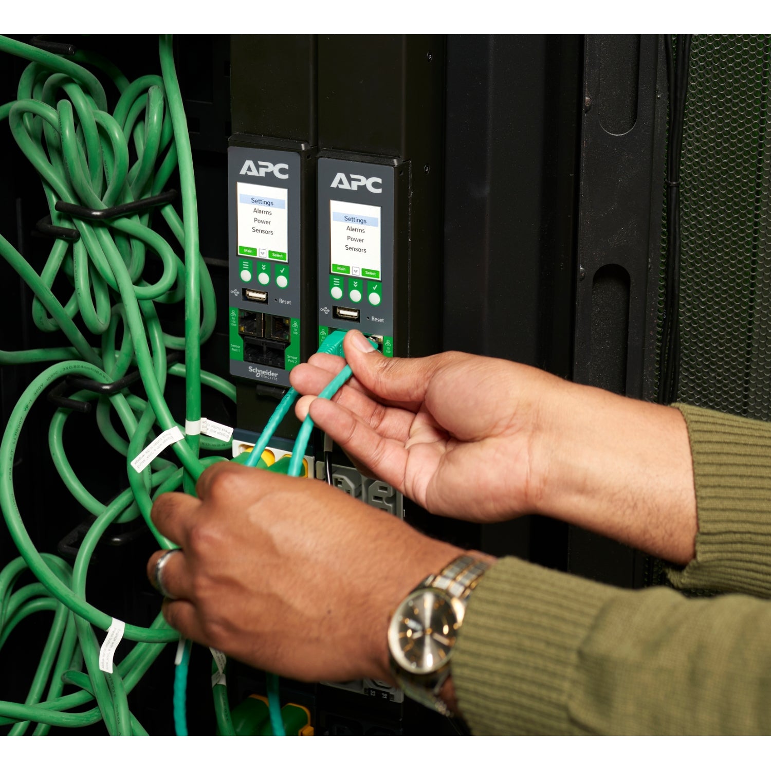 APC NetShelter Advanced – Rack-PDU geschaltet, gemessen, 40× IEC (C13/C15/C19/C21), 32 A, Stecker IEC 60309, 0U