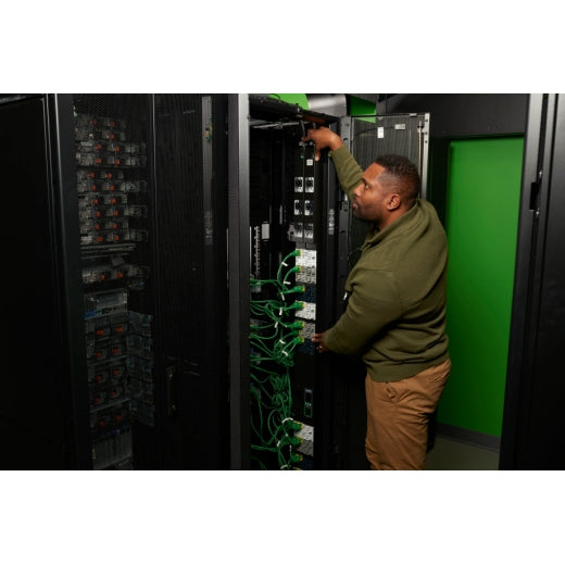 APC NetShelter PDU Advanced 22,1 kVA – Geschaltete Messung, 48 AC-Ausgänge (C13/C15/C19/C21), IEC 60309 – 0U