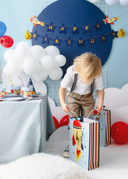 PartyDeco Geschenktasche Flugzeug, Motive sortiert – 100 × 240 × 355 mm – mit weissem Henkel – Mottoparty