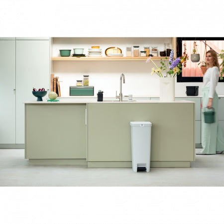 Brabantia StepUp Papierkorb – 40 l – Kunststoff, Hellgrau – B × H × T 352 × 666 × 280 mm