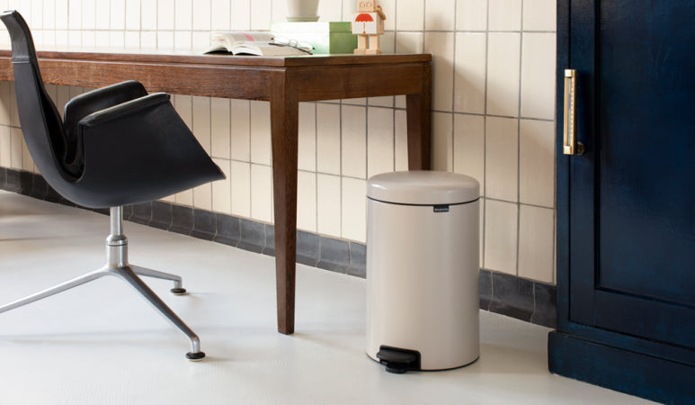 Brabantia NewIcon Papierkorb – 20 l – mit Deckel – Edelstahl – Anti-Rutsch-Basis – Ø 290 × H 467 mm