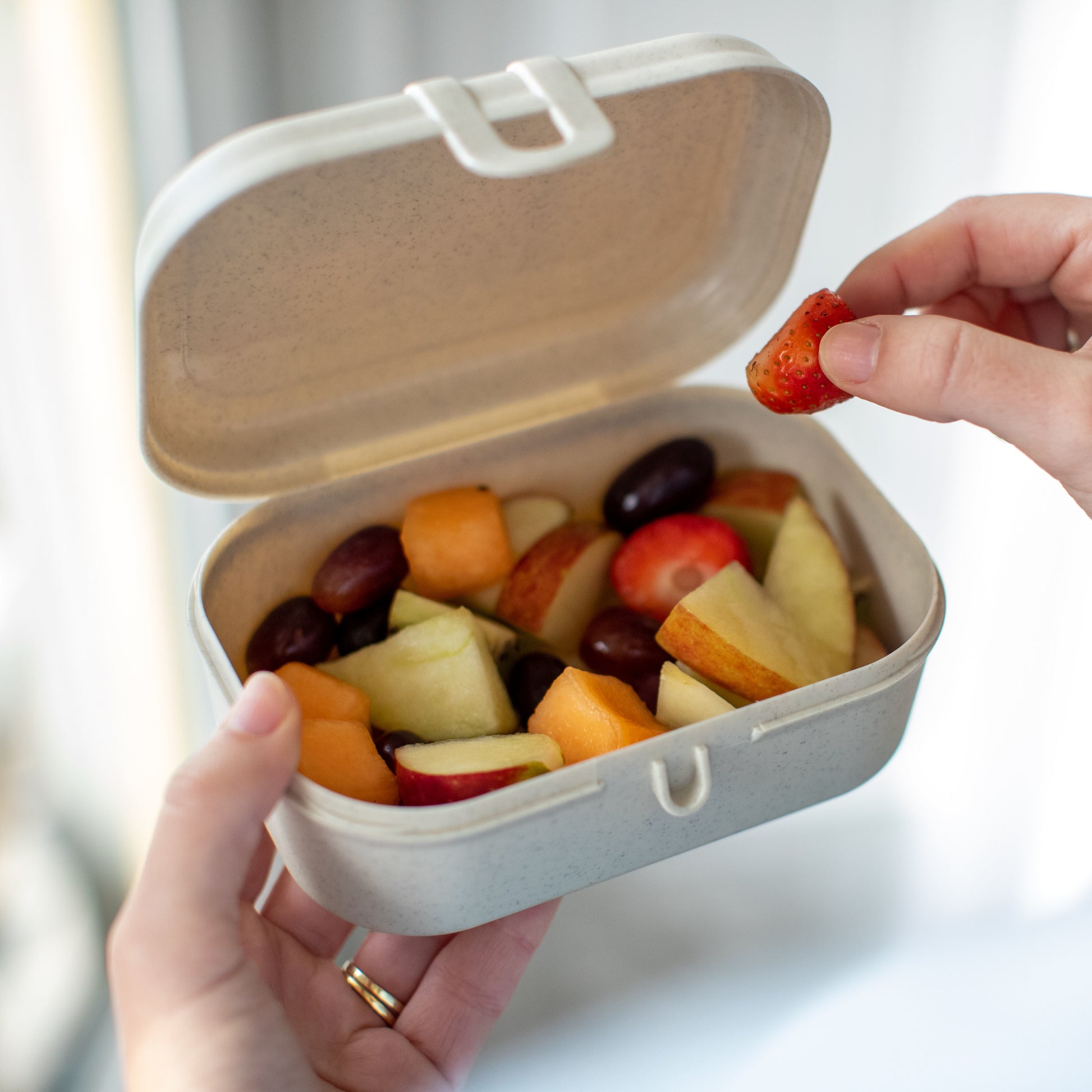 Koziol Lunchbox Pascal S – 15,1 × 10,8 × 6,0 cm, Kunststoff (biozirkulär), Beige, spülmaschinenfest, BPA-frei