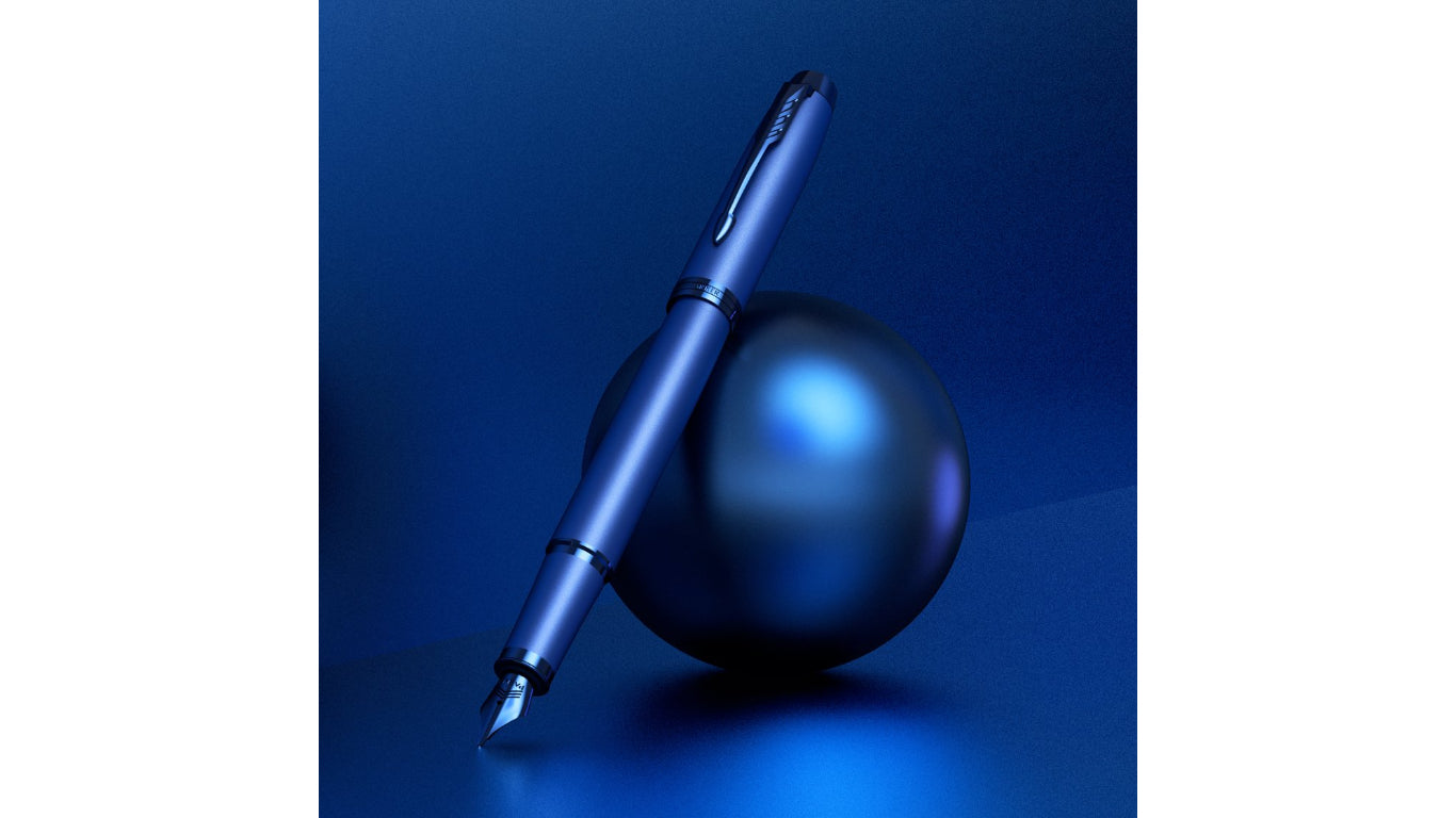 Parker IM Monochrome – Mittlere Feder – für Rechts- & Linkshänder – Blau – Patronen