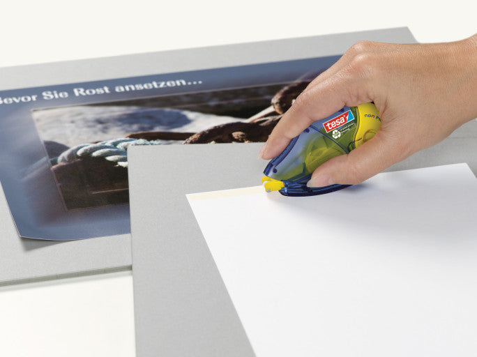 TESA ecoLogo Kleberoller – wiederablösbar, transparent, lösungsmittelfrei, für Papier, Karton, Fotos und mehr