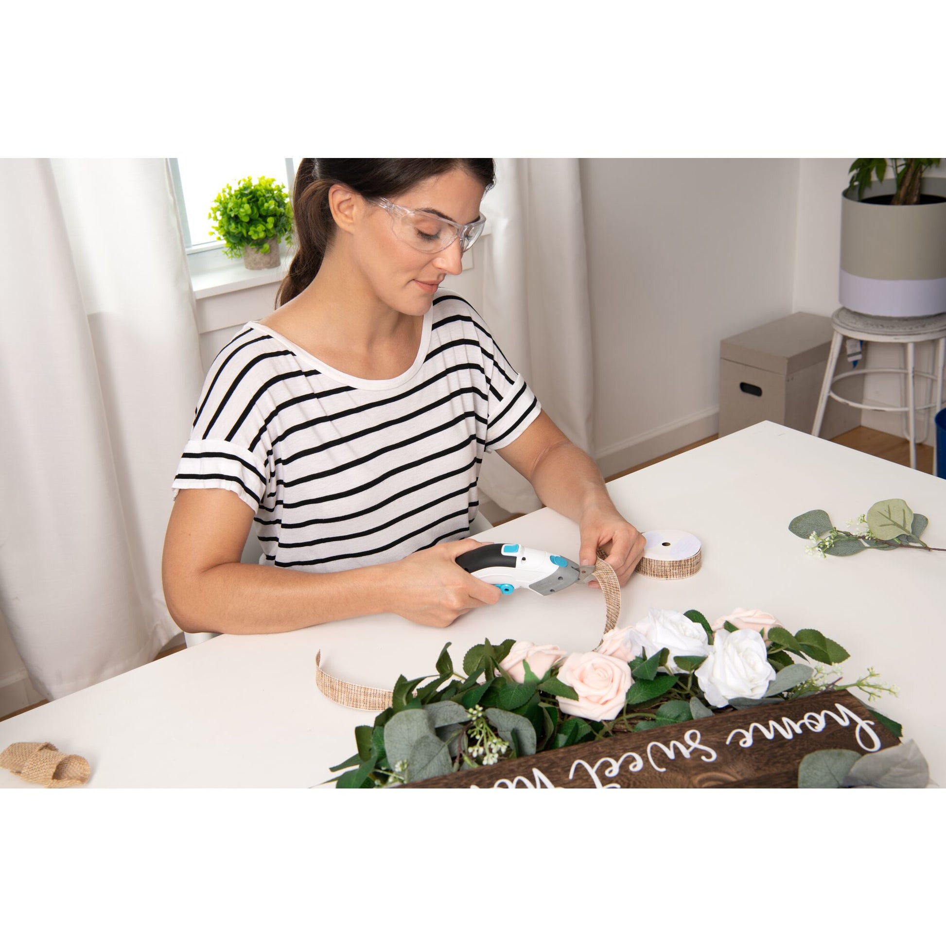Black & Decker BLACK+DECKER BCSC115-XJ – Akku-Schere, inkl. 2 Klingen, weiss, 1 Stk.