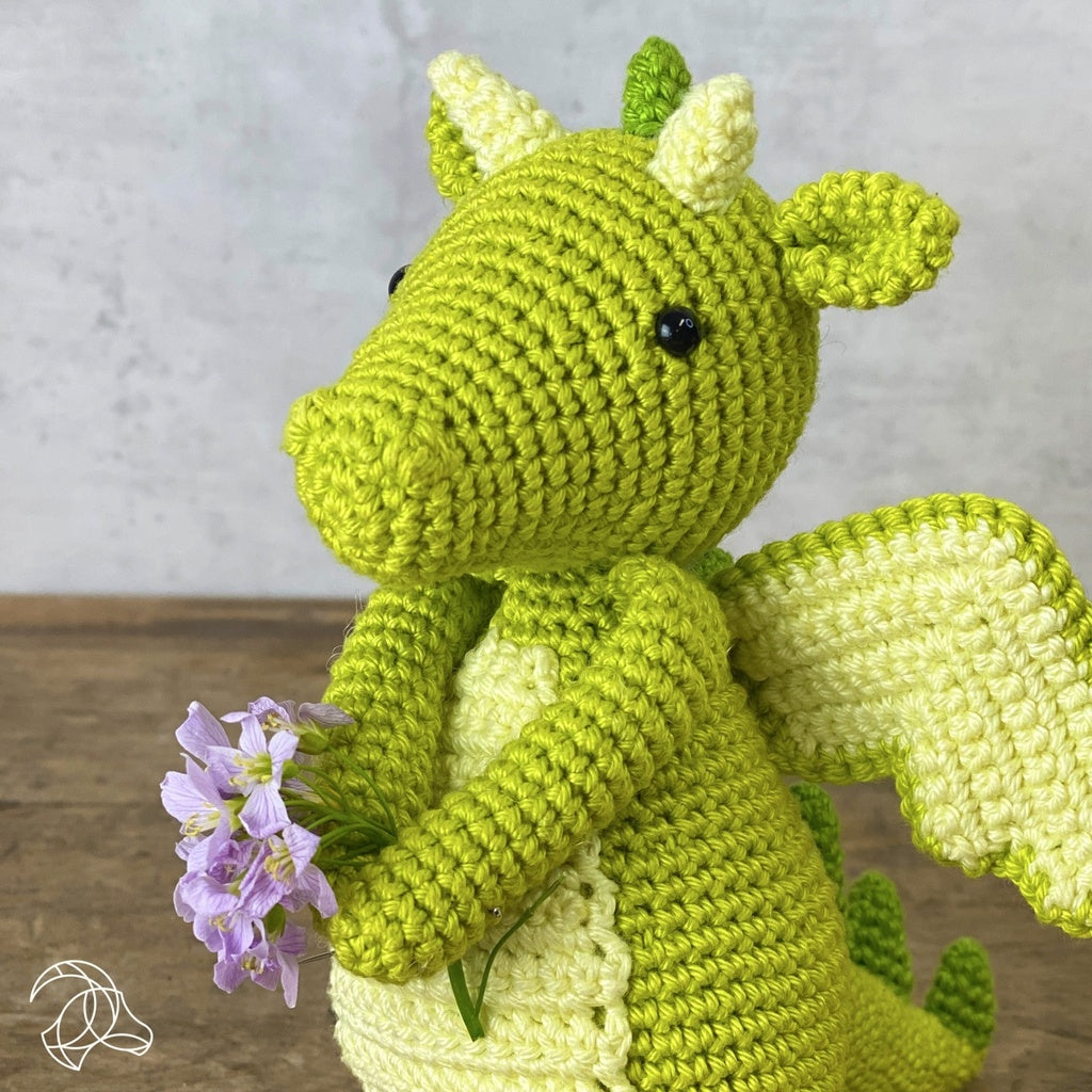 Hardicraft Häkelset für Kinder – Drache Doris – 18 cm – Mehrfarbig