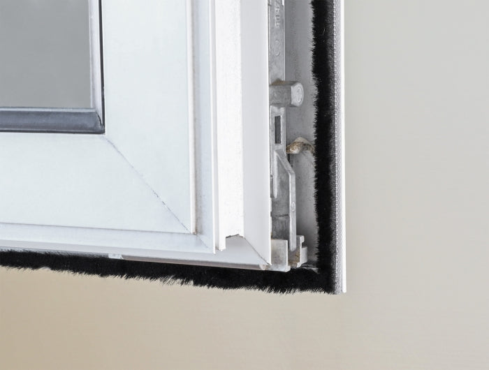 DeLOCK Bürstenstreifen – 5 mm × 5 m, Kunststoff, Schwarz, selbstklebend, für Tür, Fenster
