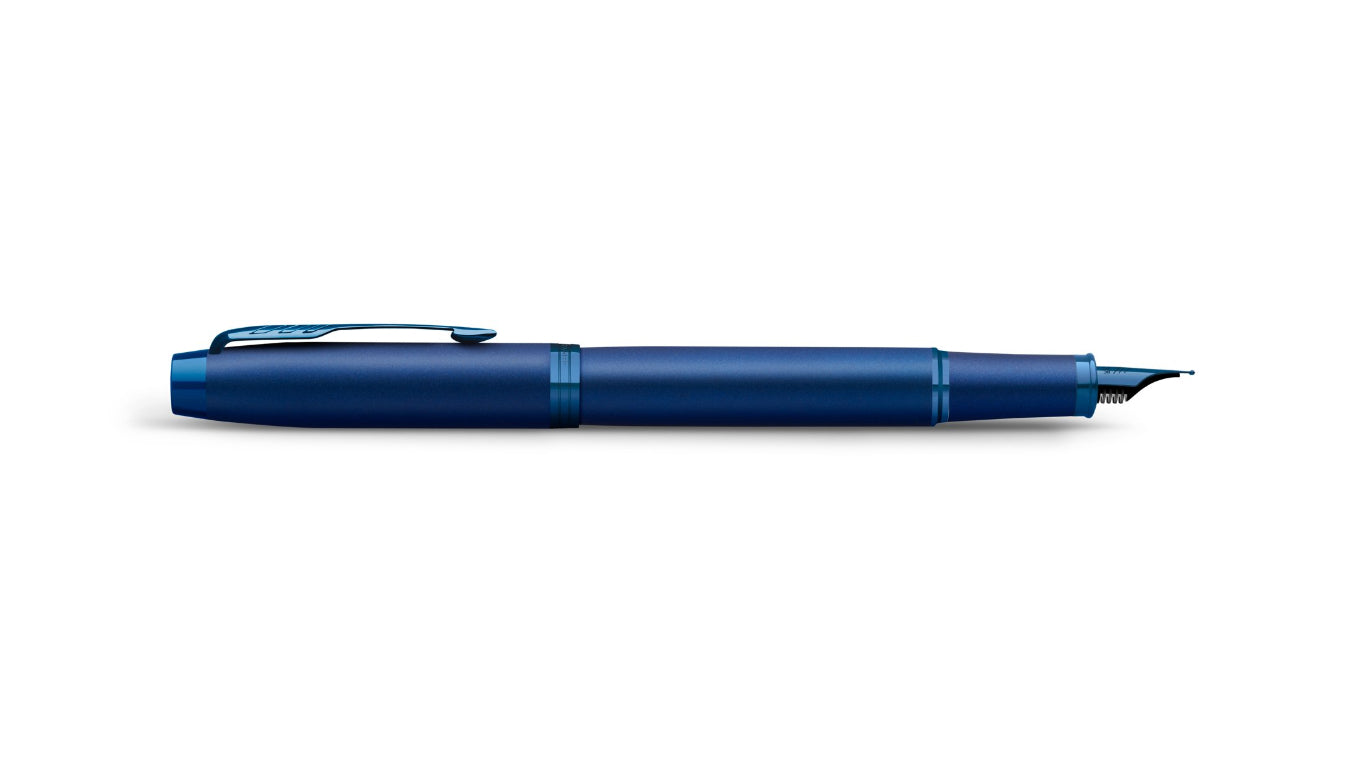 Parker IM Monochrome – Mittlere Feder – für Rechts- & Linkshänder – Blau – Patronen