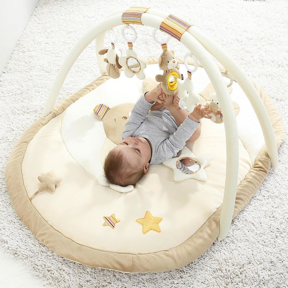 Fehn Krabbeldecke mit Spielbogen Bär Rainbow – 105 × 80 cm – ab 0 J. – Plüsch