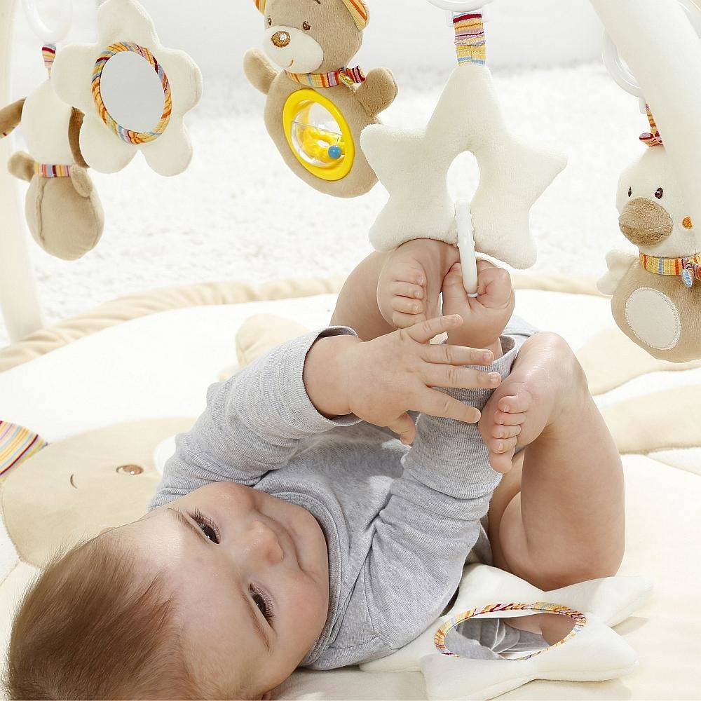 Fehn Krabbeldecke mit Spielbogen Bär Rainbow – 105 × 80 cm – ab 0 J. – Plüsch