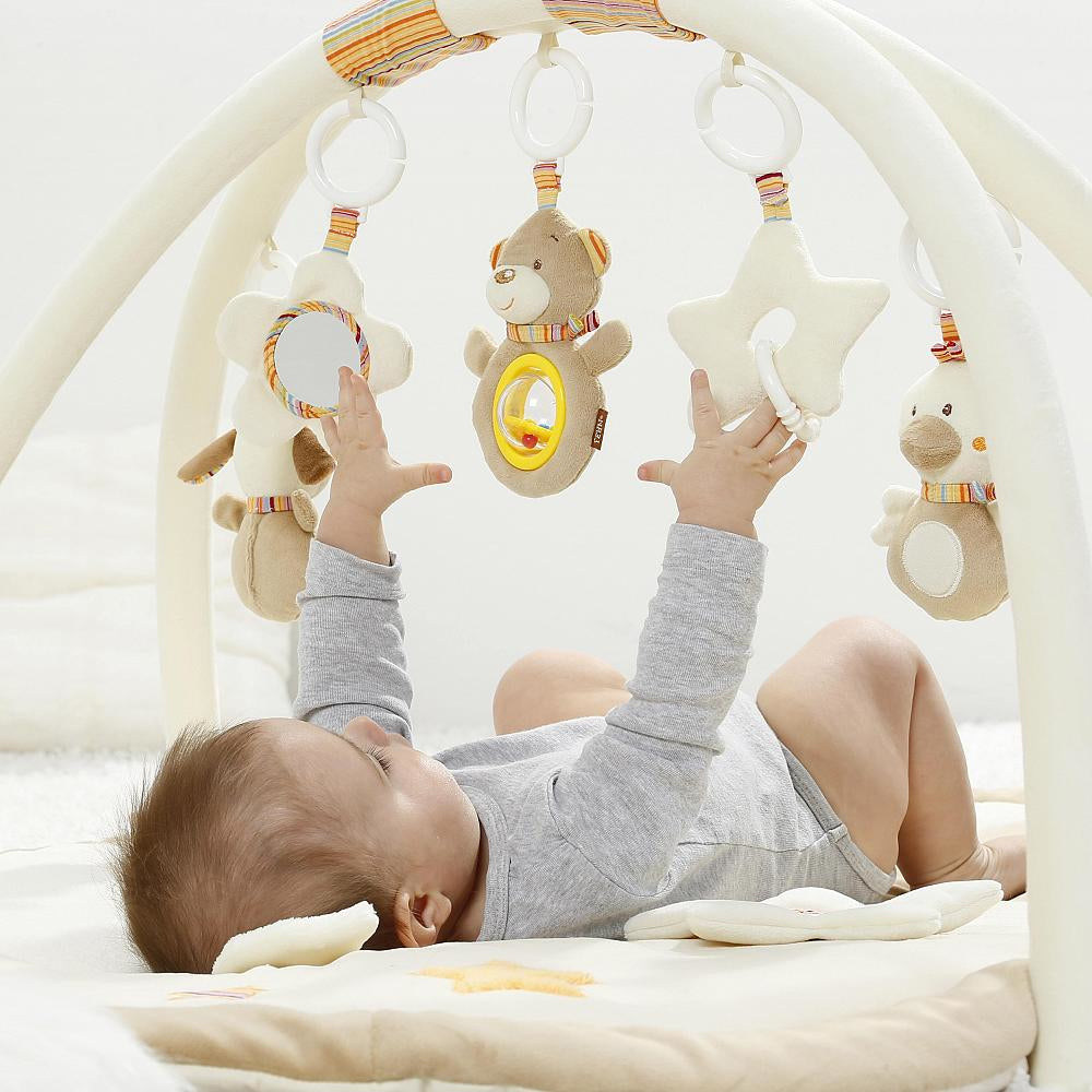 Fehn Krabbeldecke mit Spielbogen Bär Rainbow – 105 × 80 cm – ab 0 J. – Plüsch