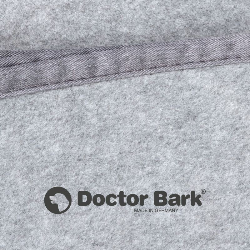 Doctor Bark Wohndecke – Fleece, Hellgrau – 100 × 140 cm – OEKO‑TEX Standard 100