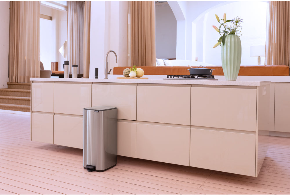 Brabantia Papierkorb Bo – 30 l – mit Deckel – Stahl, silber matt – B × H 288 × 647 mm