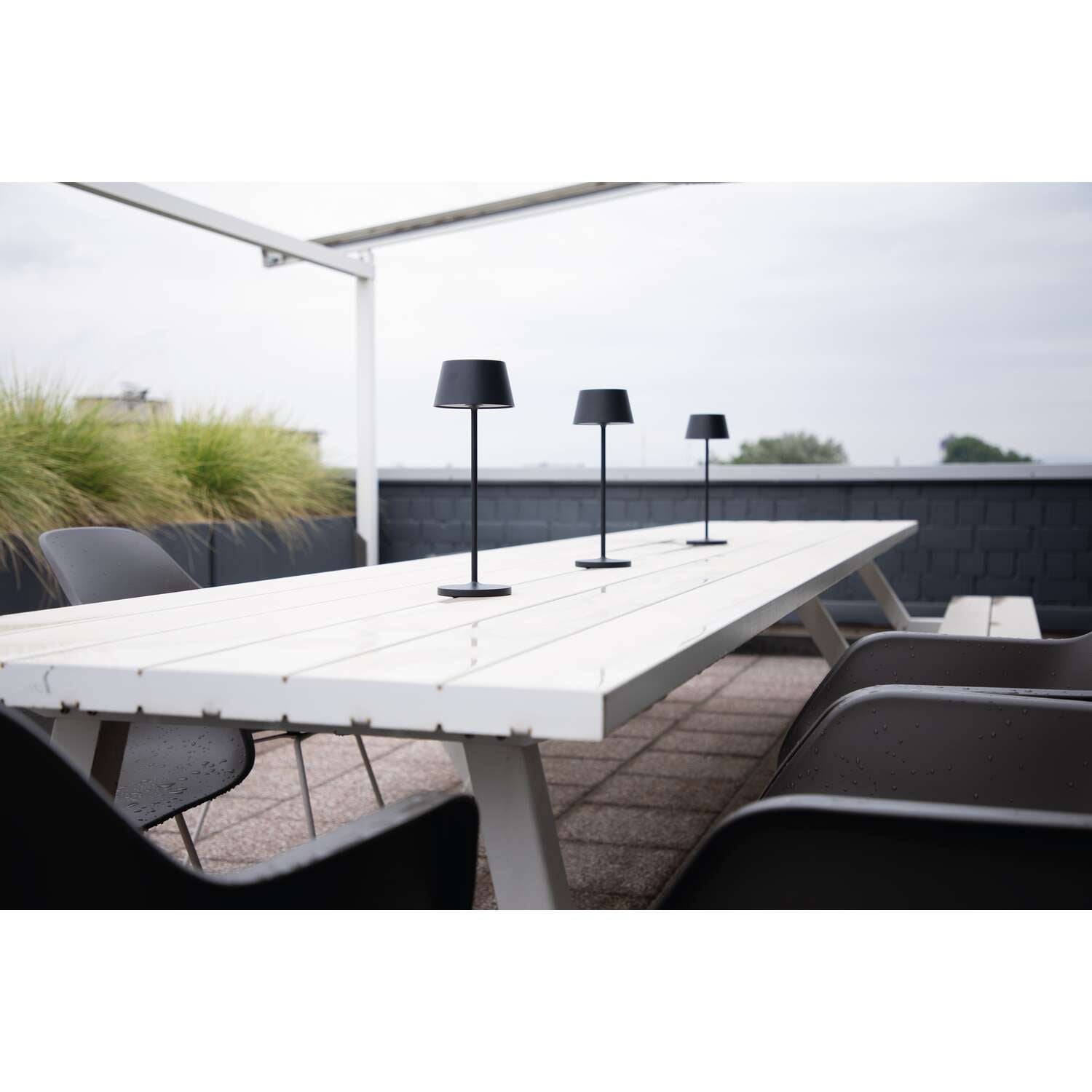MAUL LED Tischleuchte Nina – Akku, USB-C, dimmbar – 4000 K – 210 lm 3 W – Grau Aluminium