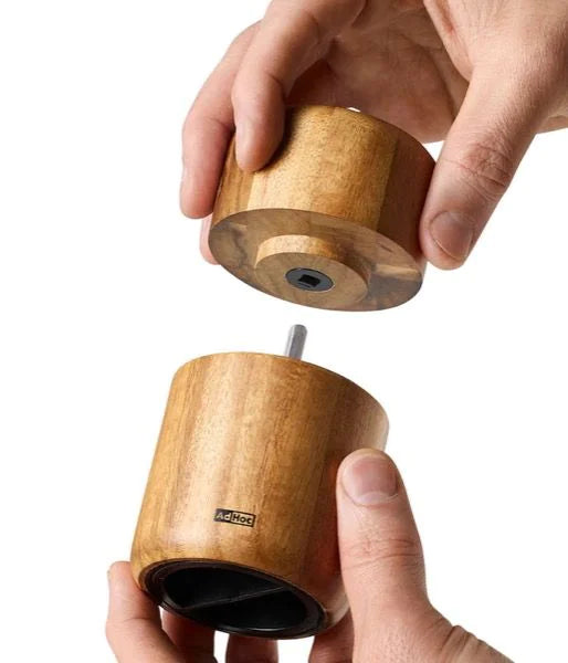 AdHoc SF11 – Salz-/Pfeffermühle Ø 6,6 × 10,4 cm, Akazienholz/Edelstahl/Kunststoff, Braun